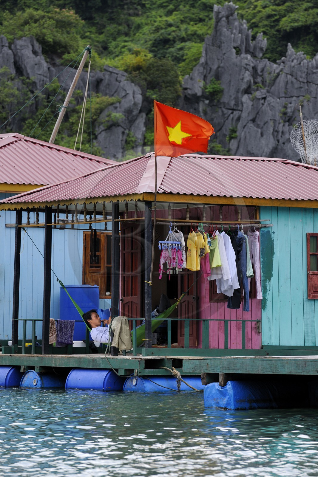 Vietnam, province de Quang Ninh, la Baie d'Halong classée Patrimoine Mondial de l'UNESCO, village flottant de pêcheurs de Vong Vieng