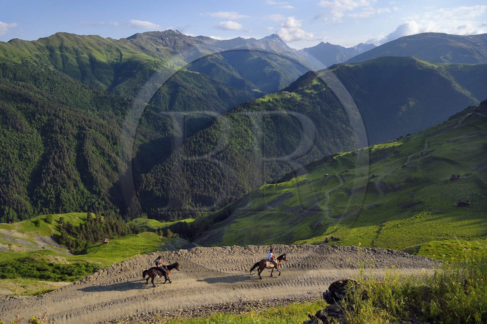 Géorgie, Kakheti, Parc national de Touchétie, cavaliers georgiens sur la piste de Bochorna (2345 metres) village habité le plus élevé du pays et l'un des plus élevés d'Europe