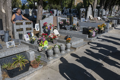 France, Hérault (34), Sète, cimetière Le Py, tombe de tombe de l’auteur-compositeur-interprète Georges Brassens, André, admirateur du chanteur, prend la pose pour sa famille
