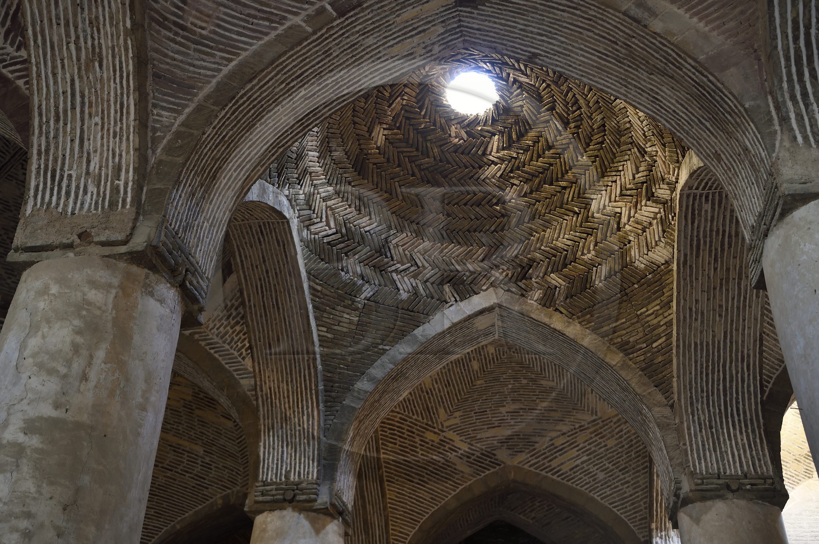 Iran, province d'Ispahan, Ispahan, Mosquée Jame, grande mosquée d'Ispahan dite aussi mosquée du vendredi, les coupoles du plafond du chabestan nord Iran, province d'Ispahan, Ispahan, Mosquée Jame, grande mosquée d'Ispahan dite aussi mosquée du vendredi, les coupoles du plafond du chabestan nord