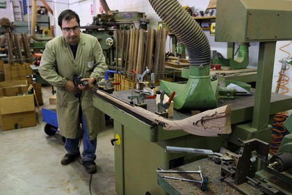 Italie, Lombardie, province de Brescia, Gardone Val Trompia, fabriquant d’armes historiques à chargement par la bouche Davide Pedersoli & C, fabrication de la crosse
