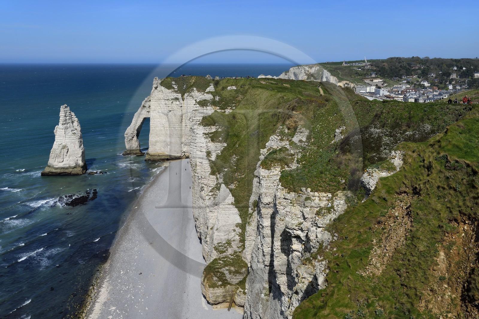 France, Seine-Maritime (76), Pays de Caux, Côte d'Albâtre, Etretat, la falaise d'Aval, l'Arche d'Aval et l'Aiguille, en arrière plan la ville d'Etretat France, Seine-Maritime (76), Pays de Caux, Côte d'Albâtre, Etretat, la falaise d'Aval, l'Arche d'Aval et l'Aiguille, en arrière plan la ville d'Etretat