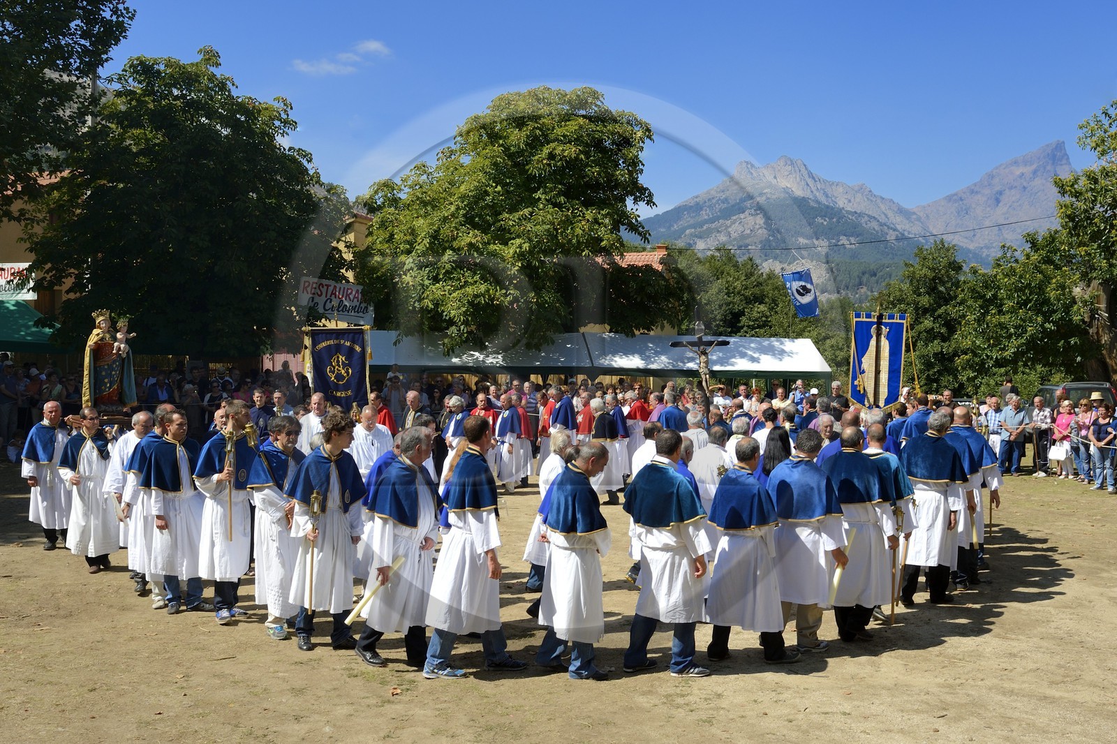 France, Haute-Corse (2B), région du Niolu (Niolo), Casamaccioli, fête de la Santa du Niolu où l'on célèbre la Nativité de la Vierge, procession des membre des confréries religieuses, la granitula où les confrères forment une spirale qui se noue puis se dénoue en un mouvement complexe