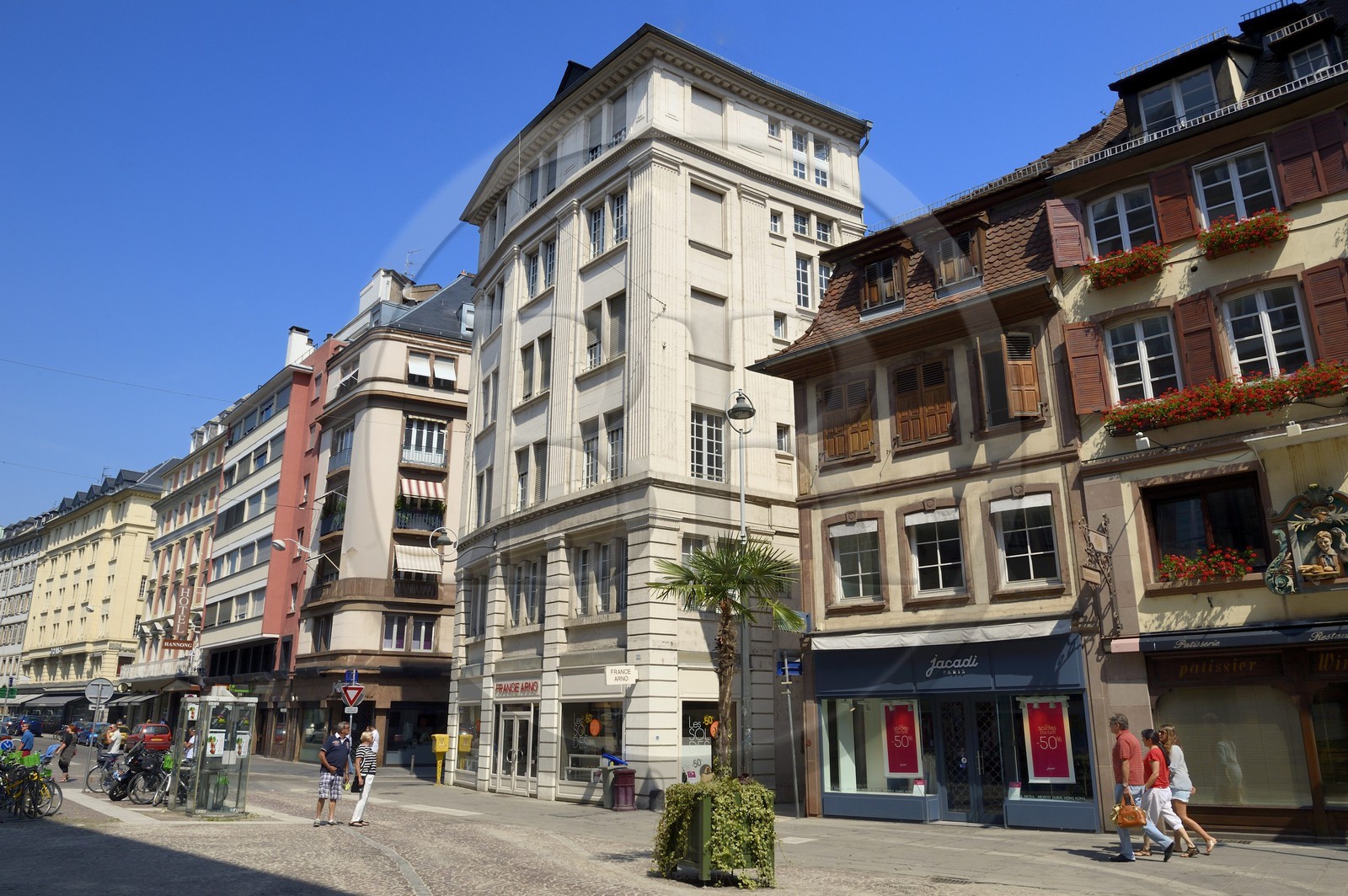 France, Bas-Rhin (67), Strasbourg, vieille ville classée au Patrimoine Mondial de l'UNESCO, La Grande Percée de 1908 dans le plan de la Neustadt, rue du 22 Novembre, à droite un groupe de maisons plus anciennes conservées car dans l’alignement de la courbure de la rue