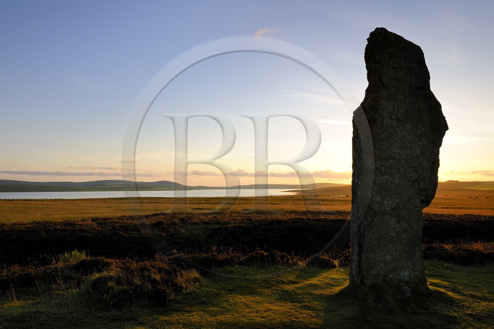 Royaume-Uni, Ecosse, Iles Orcades, Ile de Mainland, au bord du Loch of Stenness, cercle de pierres levées du Ring of Brodgar, classées Patrimoine Mondial de l' UNESCO