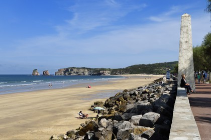 France, Pyrénées-Atlantiques (64), la côte du Pays-Basque, Hendaye, les rochers dits les jumeaux au bout de la plage d'Hendaye constituent le prolongement de la Corniche Basque