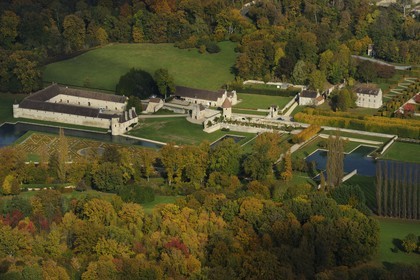 France, Val d'Oise (95), Chaussy, parc naturel du Vexin français, domaine de Villarceaux, manoir de Ninon de Lenclos (vue aérienne)