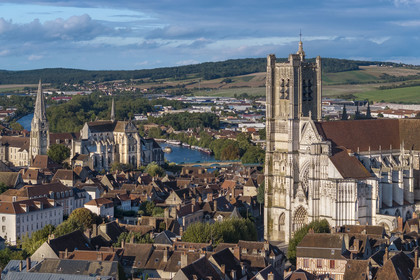 France, Yonne (89), Auxerre, la cathédrale Saint-Etienne au premier plan, l'abbaye Saint-Germain au bord de l’Yonne et les collines qui entourent la ville en arrière plan (vue aérienne)