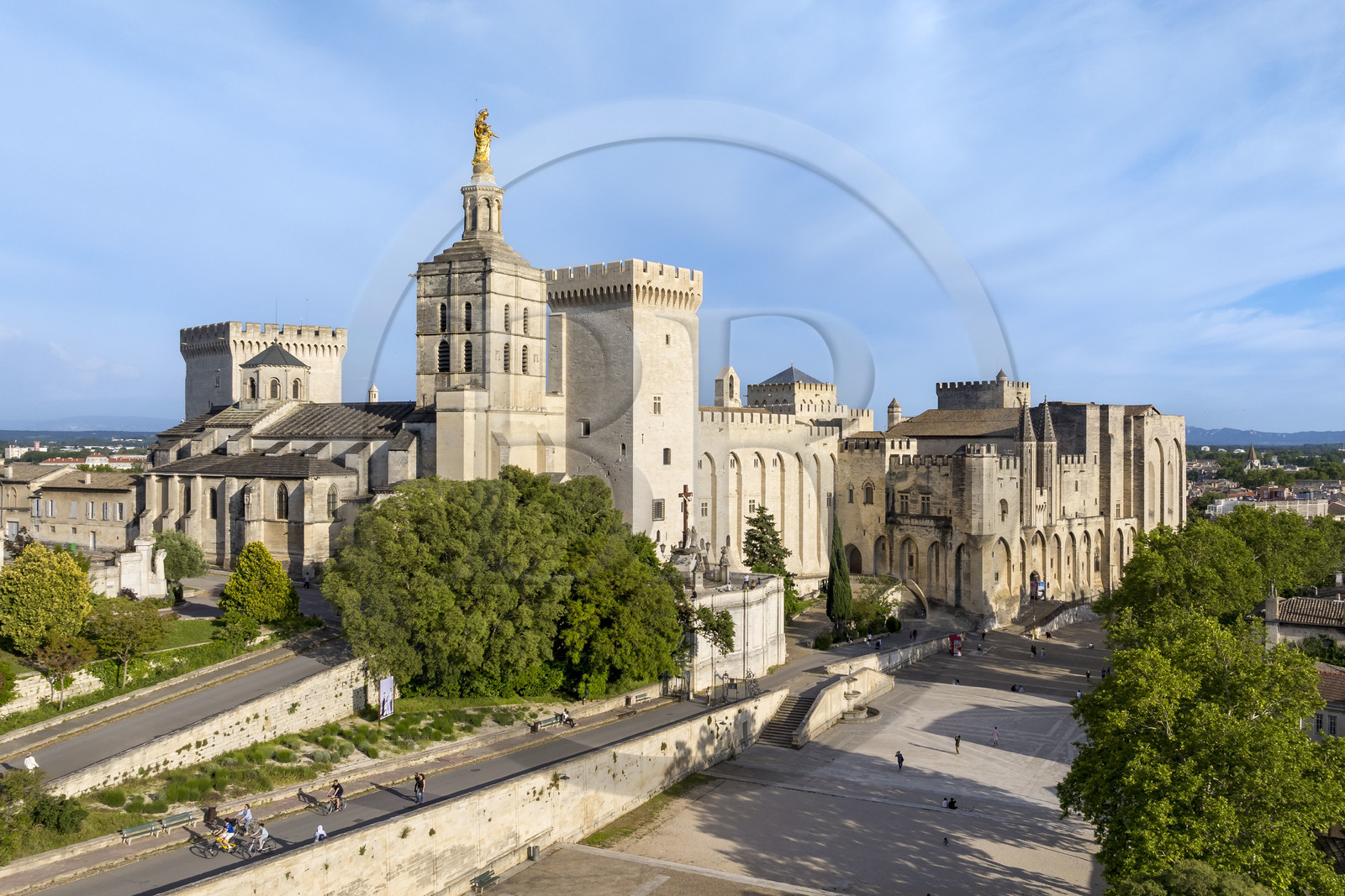 France, Vaucluse (84), Avignon, la cathédrale des Doms et le Palais des Papes classés Patrimoine mondial de l'UNESCO, et la place du Palais (vue aérienne)