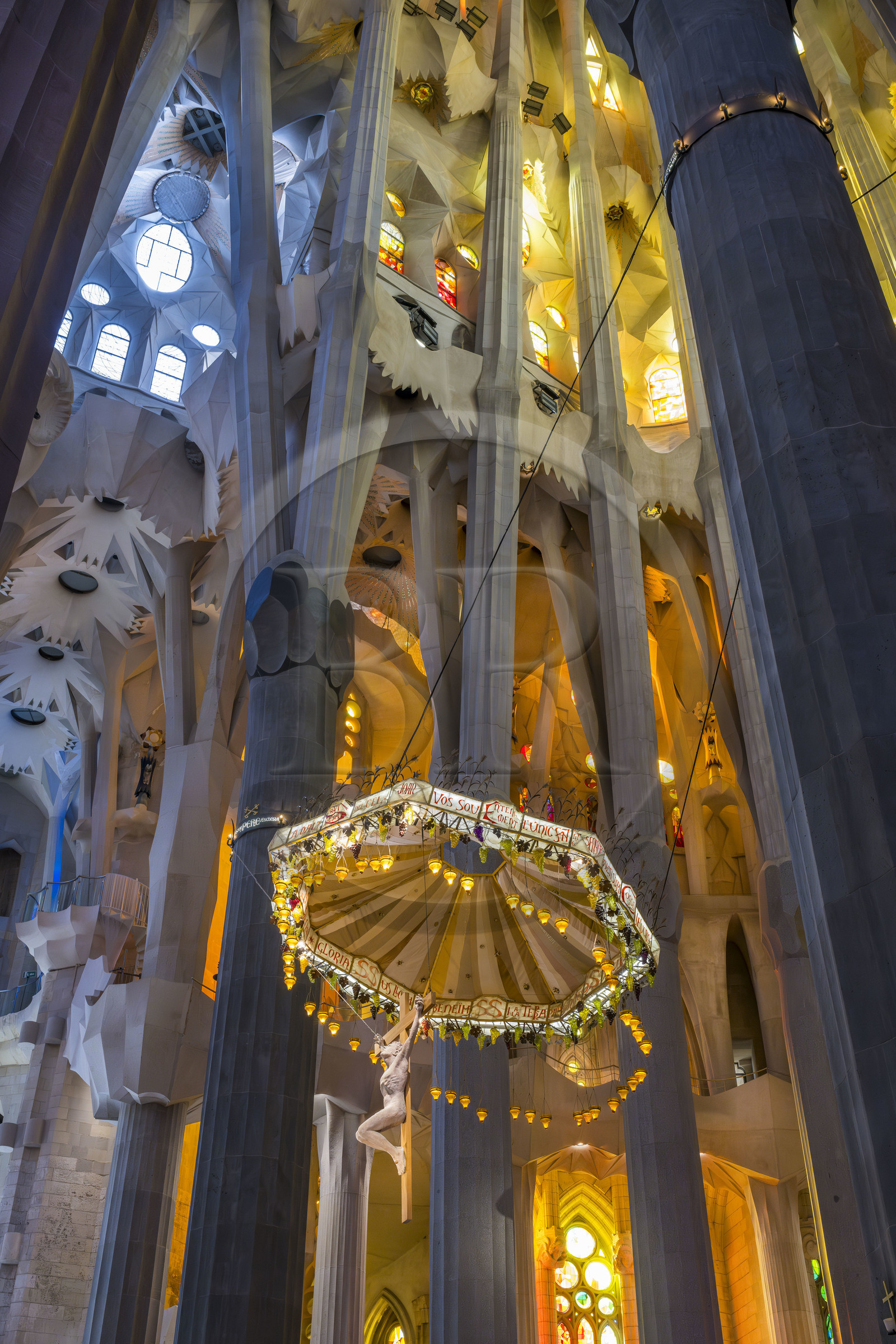 Espagne, Catalogne, Barcelone, quartier de l'Eixample, basilique de la Sagrada Familia de l'architecte du modernisme catalan Antoni Gaudi classée Patrimoine Mondial de l'UNESCO, le presbyterium, chœur réservé au clergé, surmonté du Christ crucifié accroché à un baldaquin suspendu