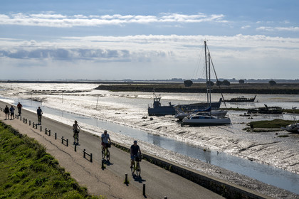 France, Vendée (85), Ile de Noirmoutier, Noirmoutier-en-l'Ile, port d'échouage dans l'Etier du Moulin et le canal longeant la chaussée Jacobsen