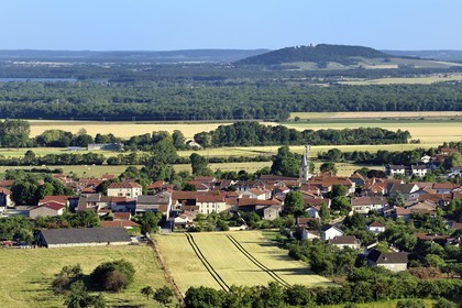 France, Meuse (55), Parc régional de Lorraine, Cotes de Meuse, Hattonchâtel, le bas village de Vigneulles-les-Hattonchatel dans la plaine de la Woëvre et le Monument américain de la Butte de Montsec en arrière plan