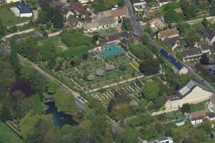 France, Eure (27), Giverny, jardin et maison de Monet (vue aérienne)