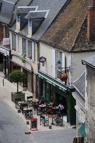 France, Nièvre (58), La Charité-sur-Loire, terrasse de café dans la rue du Pont
