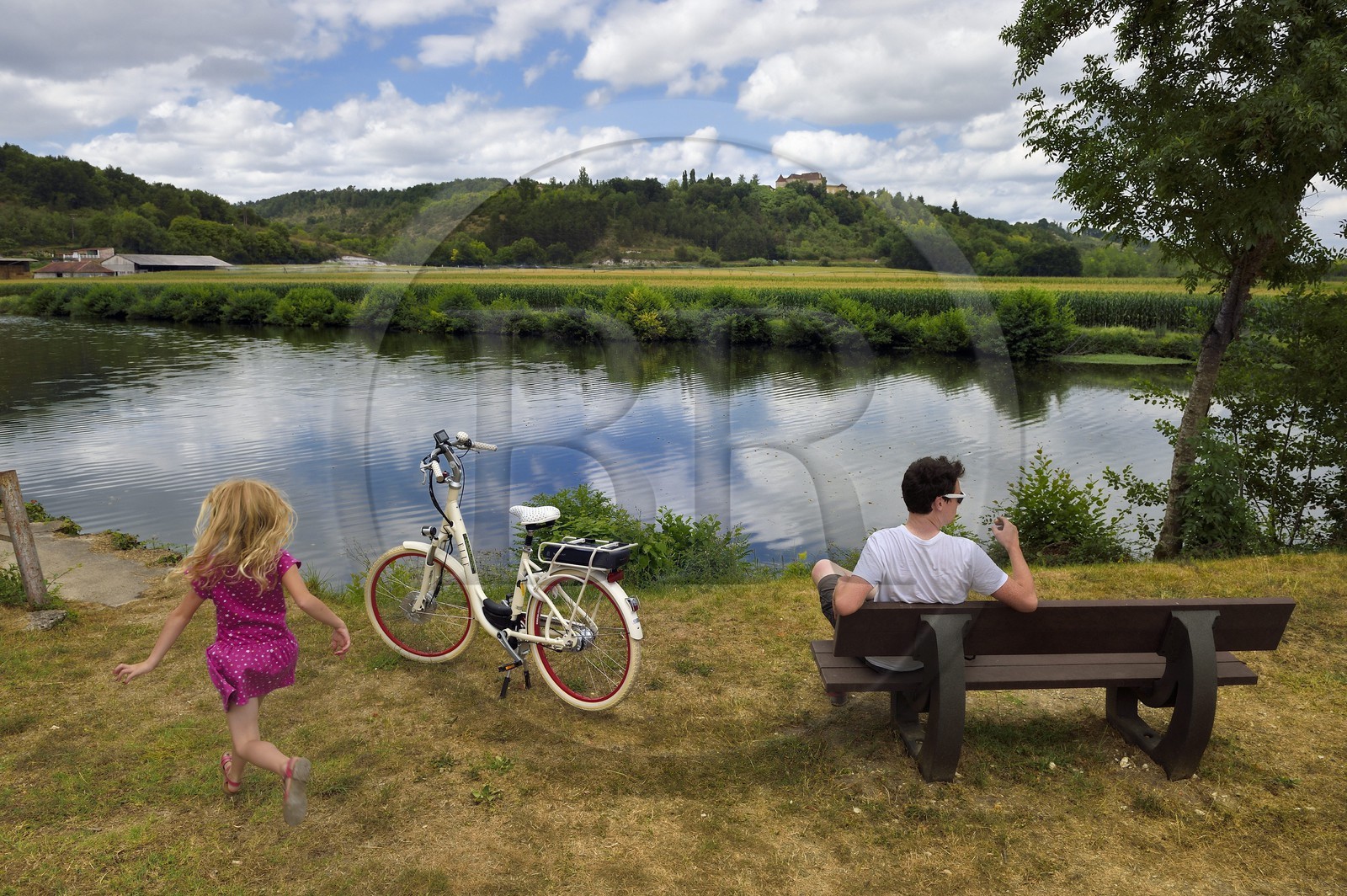 France, Dordogne (24), Périgord Blanc, Saint-Astier, la Véloroute Voie verte qui longe la rivière L'Isle, vue sur Le Puy Saint-Astier