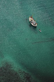 Norvège, Troms, bateau de pêche dans le Solbergfjorden au sud de Tromso (vue aérienne)