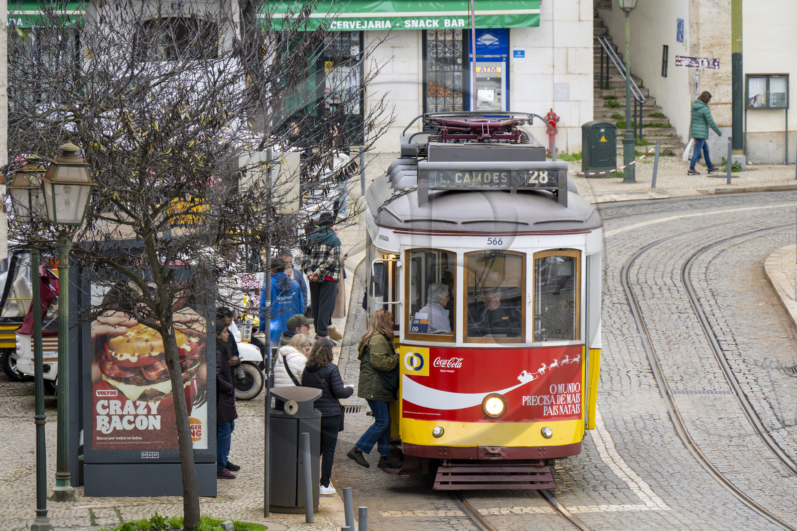 Portugal, Lisbonne, quartier de l'Alfama, tramway (electricos) à Largo das Portas do Sol, la ligne 28 est la plus célèbre et la plus pittoresque