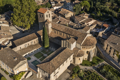 France, Hérault (34), Causses et les Cévennes, paysage culturel de l'agro-pastoralisme méditerranéen, classés Patrimoine Mondial de l'UNESCO, Saint-Guilhem-le-Désert, labellisé Les Plus Beaux Villages de France, l'abbaye de Gellone du IXème siècle (vue aérienne)