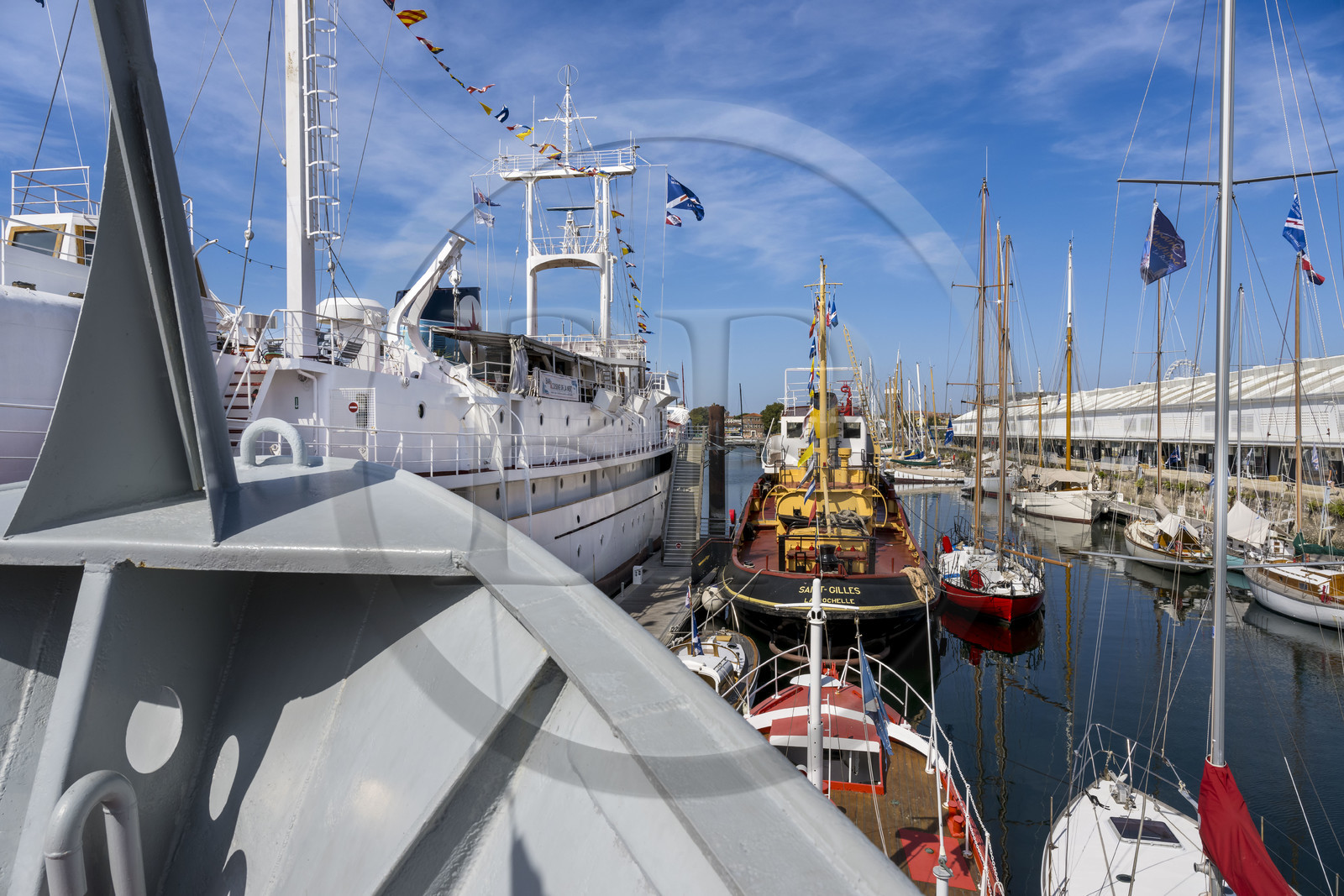 France, Charente-Maritime (17), La Rochelle, le bassin des grands yachts, Musée Maritime, sur la droite la frégate météorologique France I, navire amiral du musée