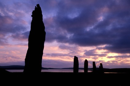 Royaume-Uni, Ecosse, îles Orcades, Mainland, au bord du Loch of Stenness, pierres levées du Ring of Brogar, classées Patrimoine Mondial de l' UNESCO