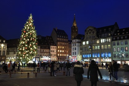 France, Bas-Rhin (67), Strasbourg, vieille ville classée au Patrimoine Mondial de l'UNESCO, le Grand Sapin de Noel de la place Kléber et la cathédrale Notre-Dame en arrière plan