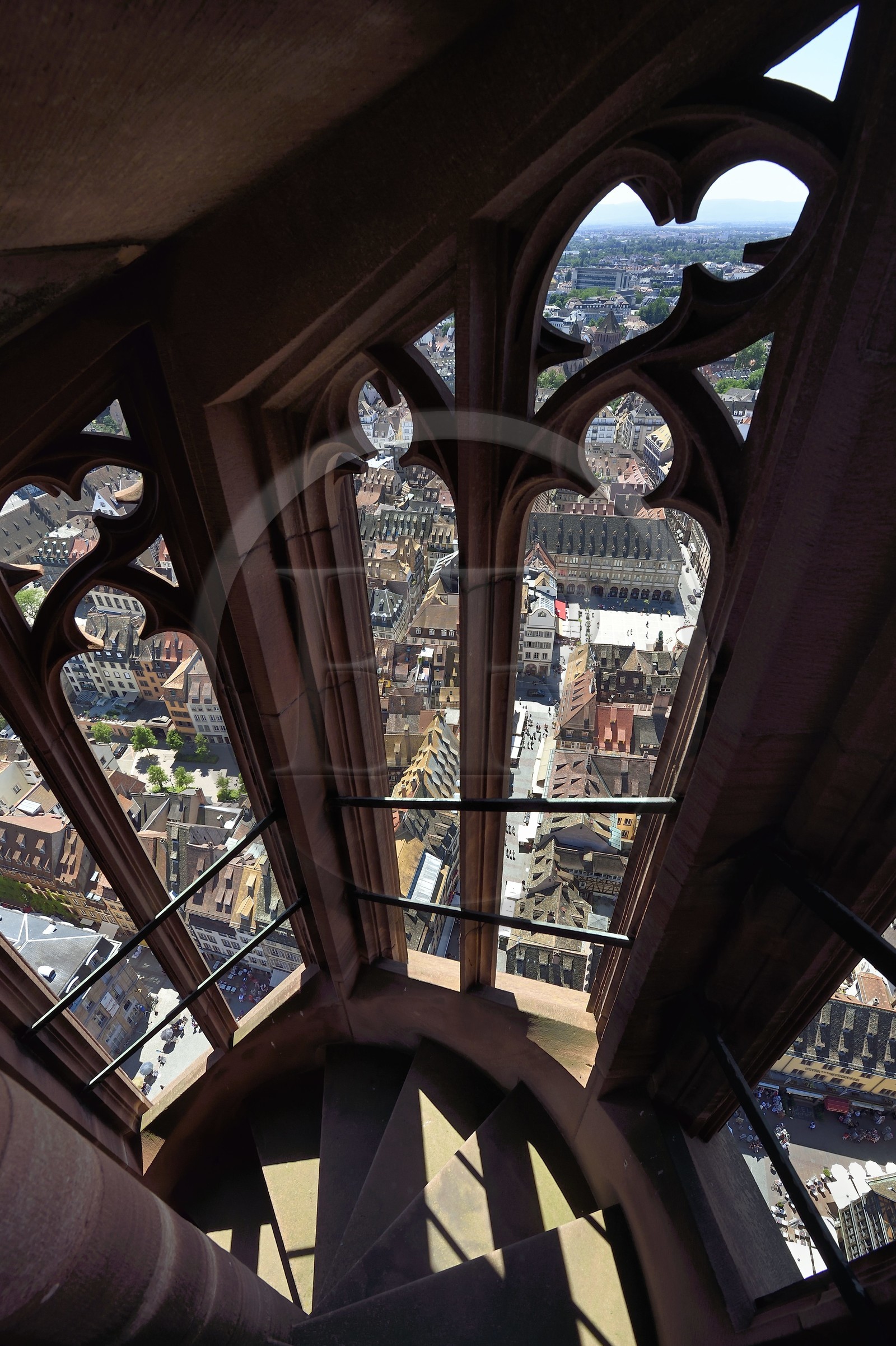France, Bas-Rhin (67), Strasbourg, vieille ville classée au Patrimoine Mondial de l'UNESCO, la cathédrale Notre-Dame, un des quatres escaliers à vis appelées les Vier Schnecken (quatre escargots) qui entourent la tour octogonale de 40 mètres, la place Gutenberg en arrière plan