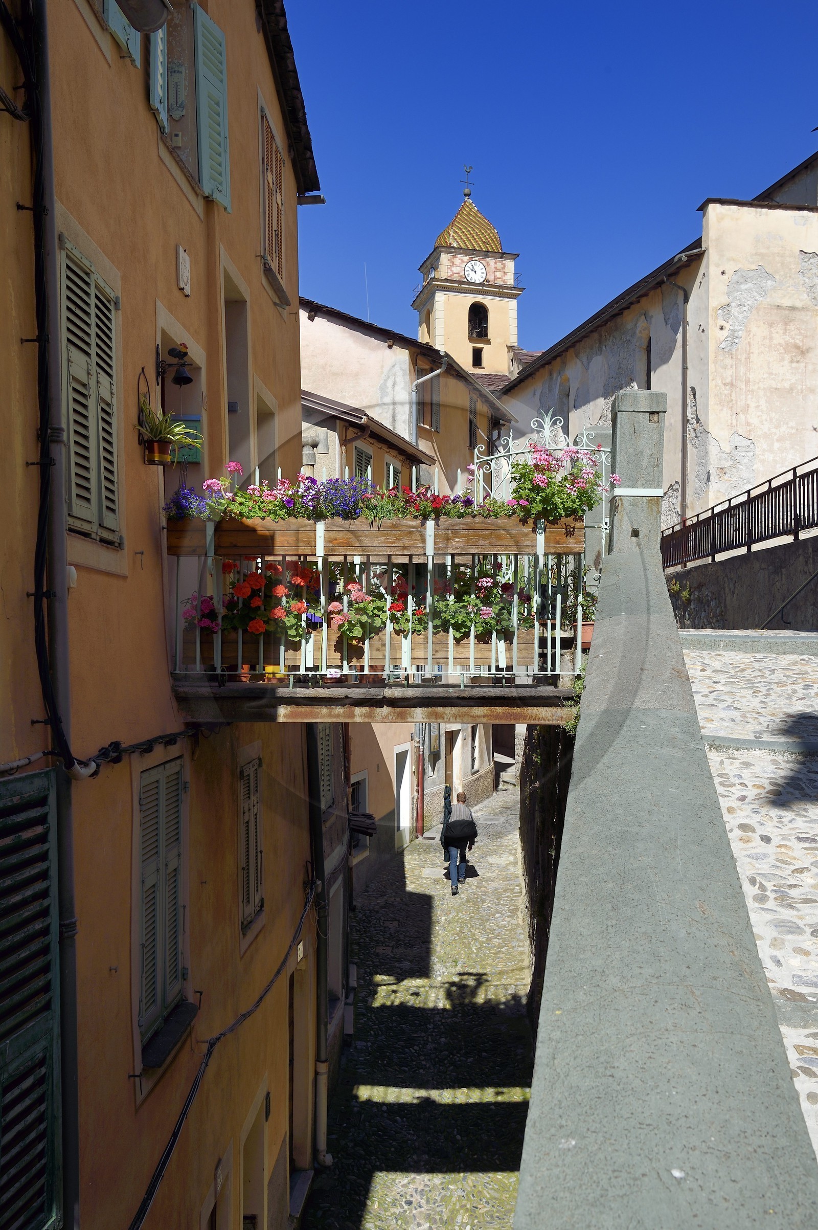 France, Alpes-Maritimes (06), vallée de la Roya (arrière-pays niçois), au pied du parc national du Mercantour, Saorge, une ruelle étroite surplombée par un pountin (petite passerelle) et l'église Saint-Sauveur