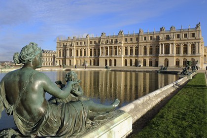 France, Yvelines (78), château de Versailles, classé Patrimoine Mondial de l'UNESCO, bassin du parterre d'eau entouré de statues en bronze symbolisant les fleuves et rivières de France