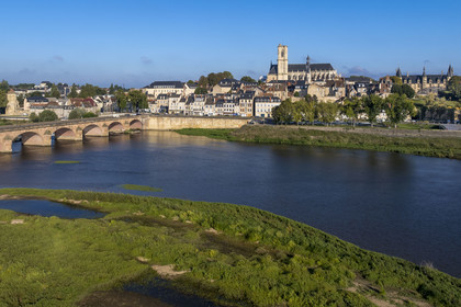 France, Nièvre (58), Nevers, les iles sur la Loire en amont du Pont de la Loire, le quai de Mantoue, la cathédrale Saint-Cyr-et-Sainte-Julitte et le palais ducal en arrière plan (vue aérienne)