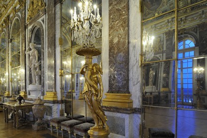 France, Yvelines (78), château de Versailles, classé Patrimoine Mondial de l'UNESCO, Galerie des Glaces (longueur 73m et largeur 10,50m) avec 17 fenêtres et 357 miroirs, architecte Jules Hardouin-Mansart (1678 - 1684)