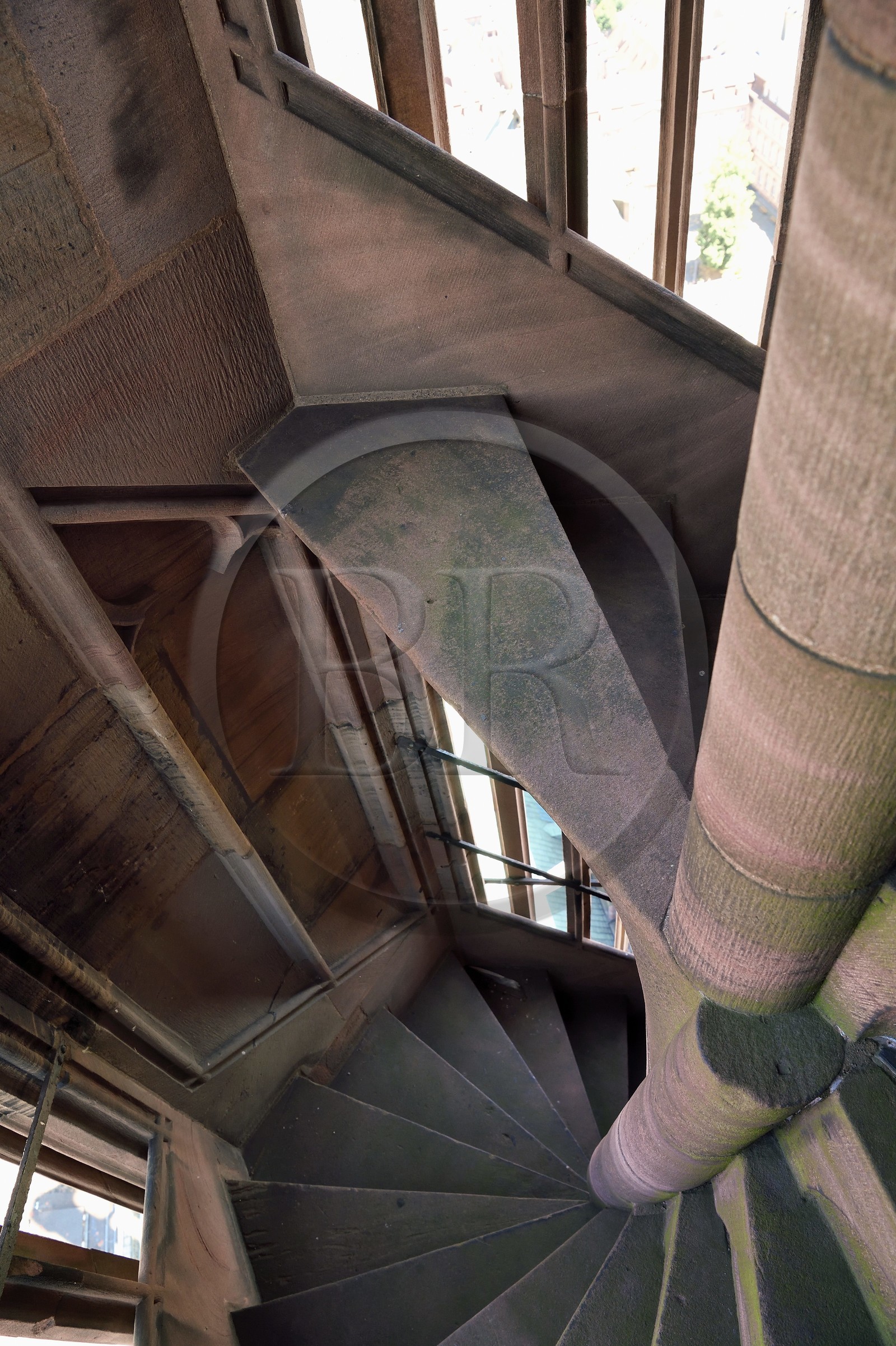 France, Bas-Rhin (67), Strasbourg, vieille ville classée au Patrimoine Mondial de l'UNESCO, la cathédrale Notre-Dame, un des quatres escaliers à vis appelées les Vier Schnecken (quatre escargots) qui entourent la tour octogonale, cette seule quatrième tourelle possède des escaliers à vis gémellées permettant à deux visiteurs de monter au même niveau sans se voir mais un des escaliers s’arrête net dans le vide en chemin et la montée reprend en vis unique