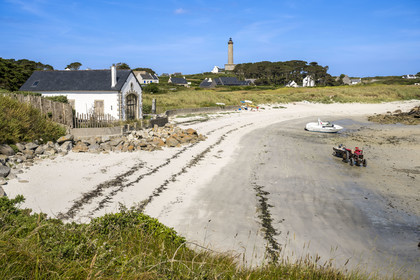 France, Finistère, Ponant Islands, Ile de Batz (Batz Island), Porz Reter beach at low tide and the former sea rescue room