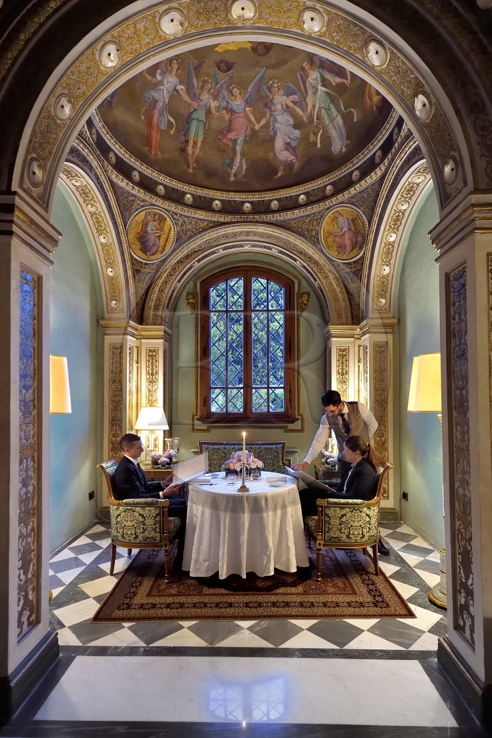 Italie, Toscane, Florence, centre historique classé Patrimoine Mondial de l'UNESCO, Palazzo Della Gherardesca, palace 5 étoiles Four Seasons Hotel Firenze, diner romantique dans la chapelle du Cardinal
