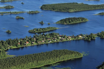 Suède, Comté de Västerbotten, région d'Umea, village de Skeppsvik sur une presqu'île (vue aérienne)