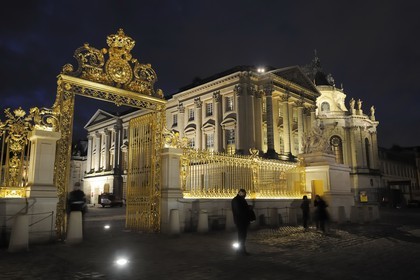 France, Yvelines (78), château de Versailles, classé Patrimoine Mondial de l'UNESCO, la grille royale dessinée par Mansart et la statue La Paix de Jean-Baptiste Tuby