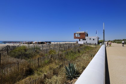 France, Hérault (34), Sète, plage de la Fontaine le long de la promenade de Villeroy et son poste de secours