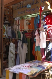 Egypte, Haute Egypte, vallée du Nil, Louxor, le nouveau souk, marchand de tissus