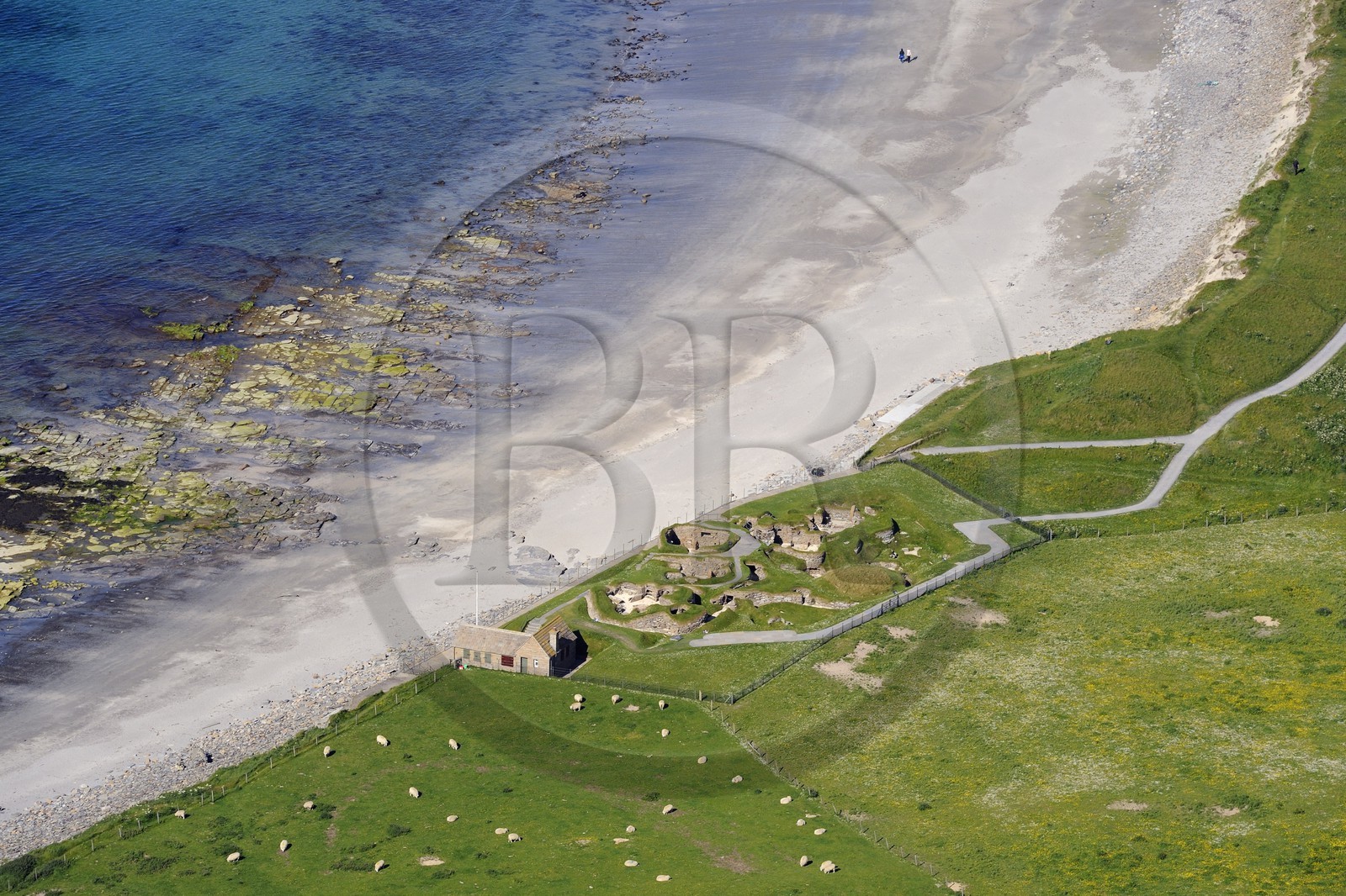 Royaume-Uni, Ecosse, Iles Orcades, Ile de Mainland, ruines du village préhistorique de Skara Brae, classées Patrimoine Mondial de l'UNESCO et la Baie de Skaill (vue aérienne)
