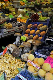 Italie, Lombardie, Milan, commerce de détail de fruits et légumes via Solferino