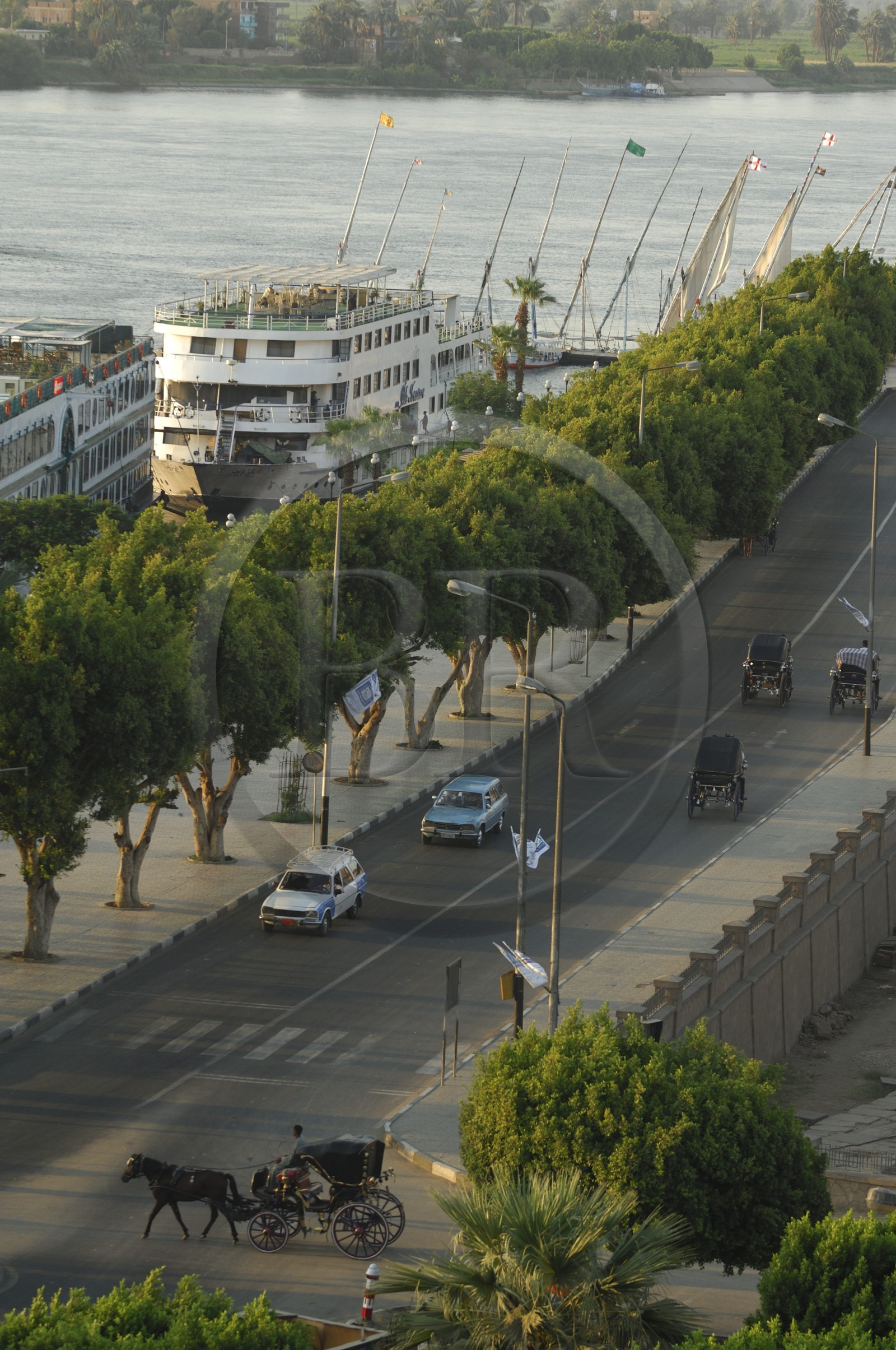 Egypte, Haute Egypte, vallée du Nil, Louxor, la corniche au bord du Nil