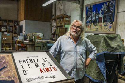 France, Hérault (34), Sète, Jean-Claude Dugrip dans l'Atelier DPJ, éditeur et imprimeur d'art