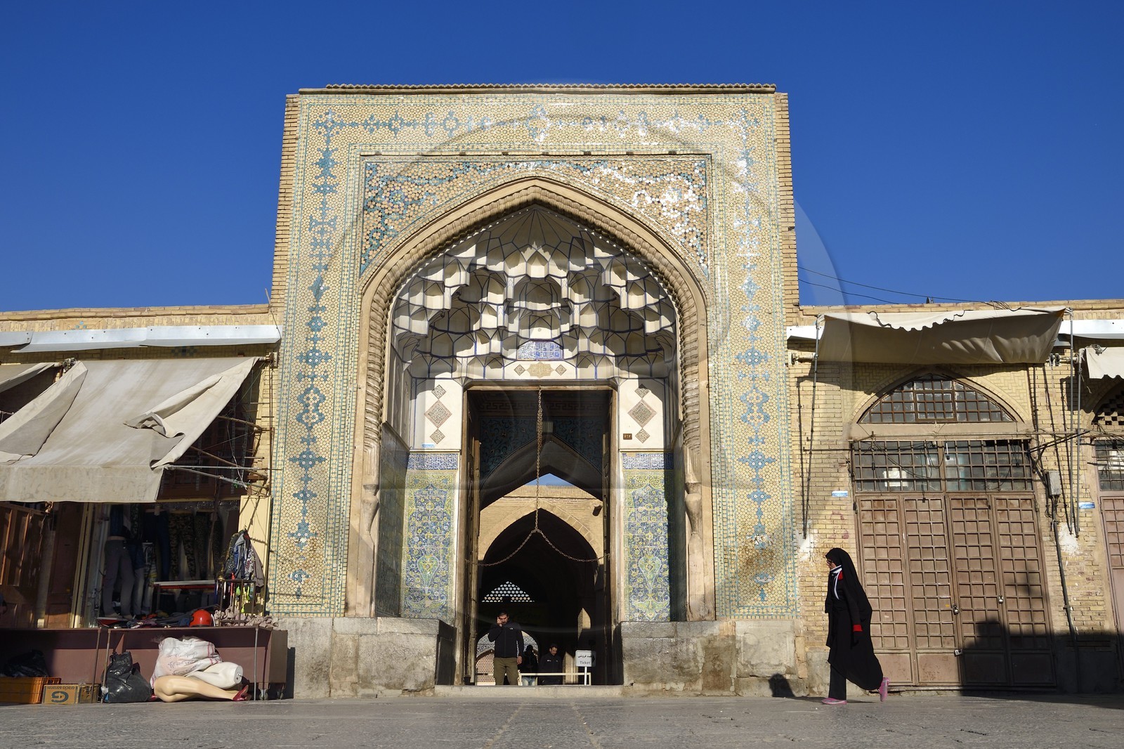 Iran, province d'Ispahan, Ispahan, Mosquée Jame, grande mosquée d'Ispahan dite aussi mosquée du vendredi, la porte qui donne sur le Grand Bazar Iran, province d'Ispahan, Ispahan, Mosquée Jame, grande mosquée d'Ispahan dite aussi mosquée du vendredi, la porte qui donne sur le Grand Bazar