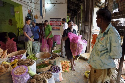 Sri Lanka, Western Province, Colombo District, Colombo, Manning fruits and vegetables market in Pettah district
