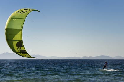 France, Var (83), Hyères, Presqu'Ile de Giens, plage de l'Almanarre, Ariane Imbert en kitefoil, triple championne de France de Kitesurf et vice-championne du monde de Race 2014