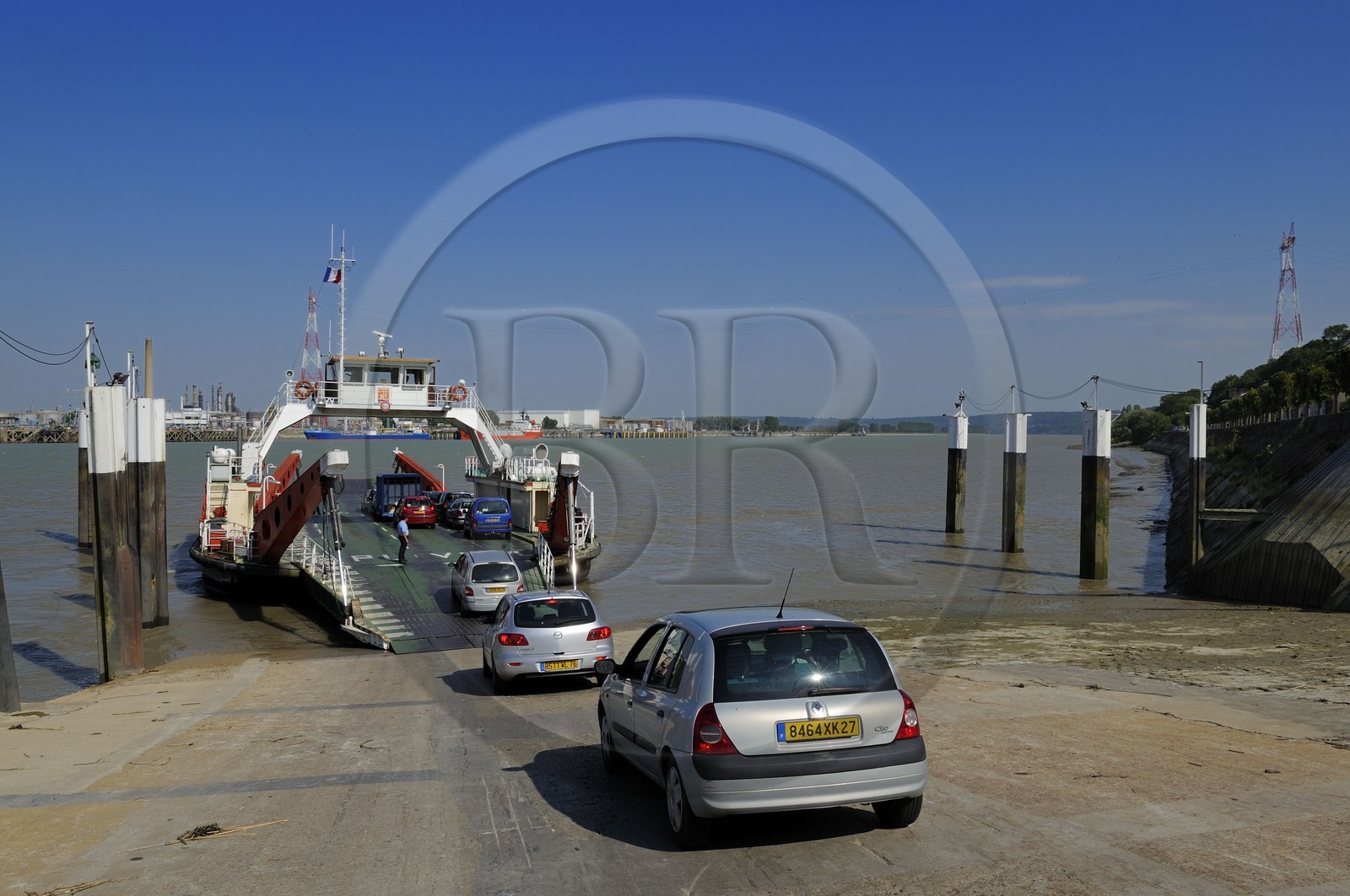 France, Seine-Maritime (76), Quillebeuf-sur-Seine dans l'Eure, bac effectuant la traversée de la Seine et raffinerie de Port-Jérôme