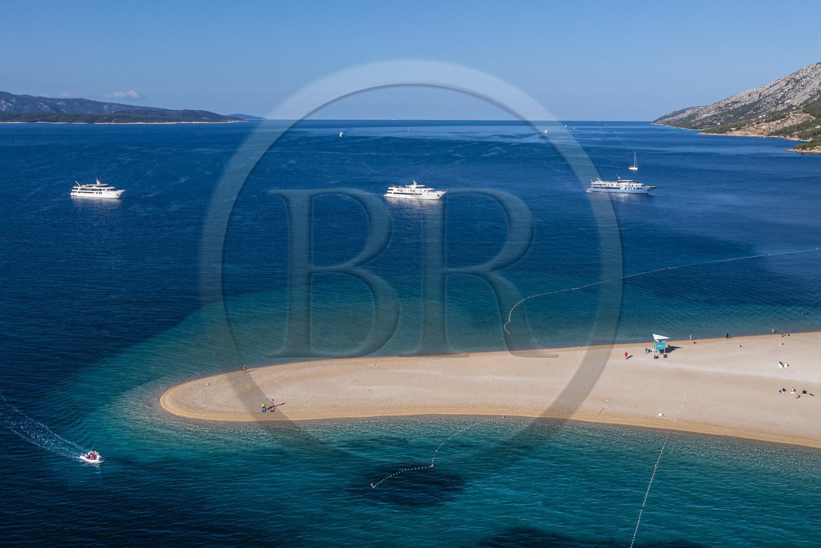 Croatie, Dalmatie, cote dalmate, Ile de Brac, Bol, la plage de Zlatni Rat ou Corne d'or (vue aérienne)