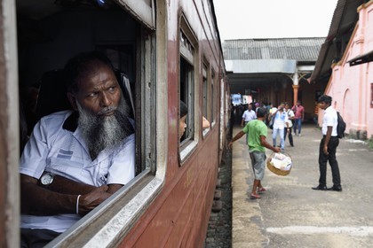 Sri Lanka, Province de l'Ouest, train de Galle à Colombo en gare de Wadduwa