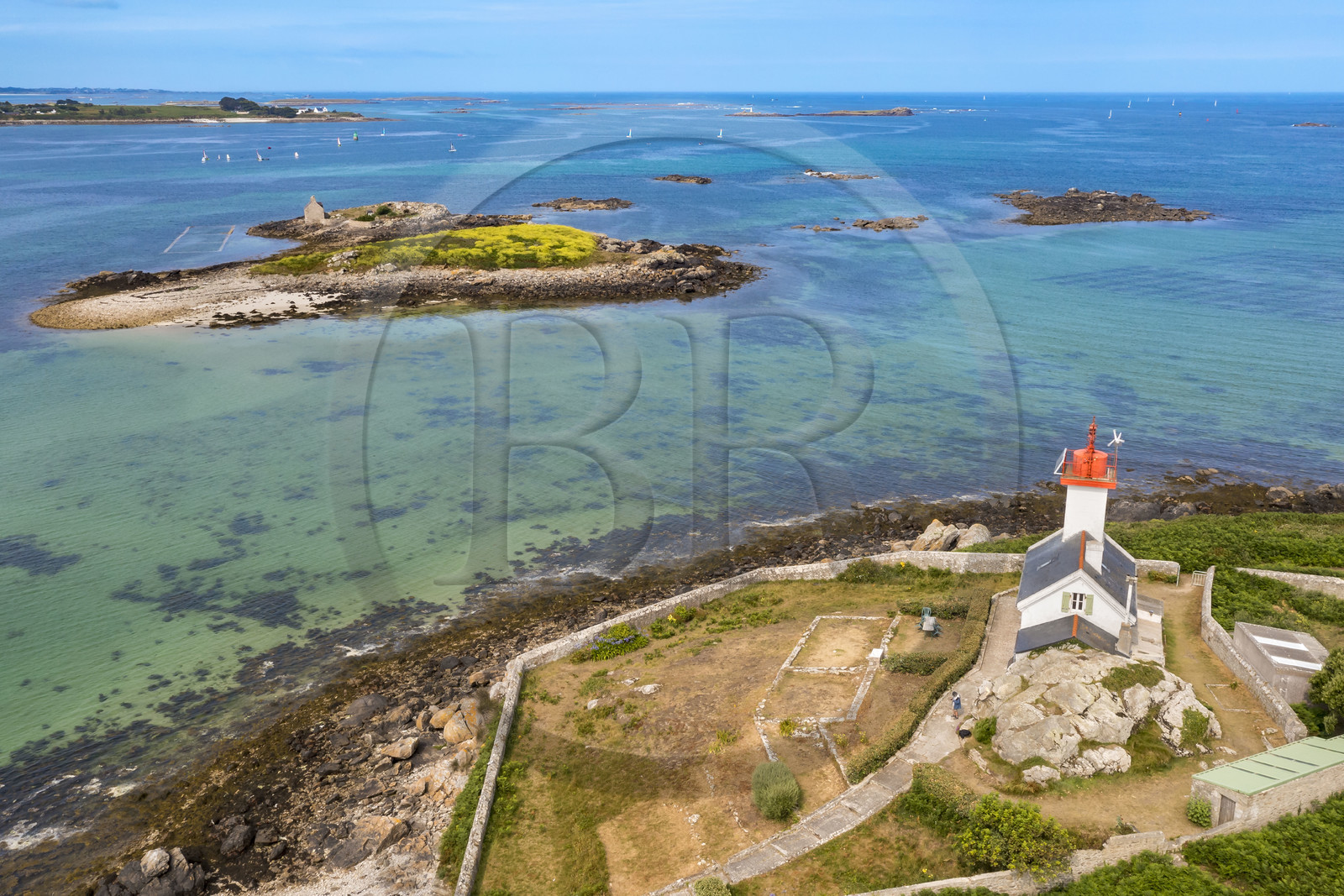 France, Finistère (29), Pays des Abers, estuaire de l'Aber Wrac'h, phare de l'Ile Wrac'h et les petites Iles Vrac'h en arrière plan (vue aérienne)