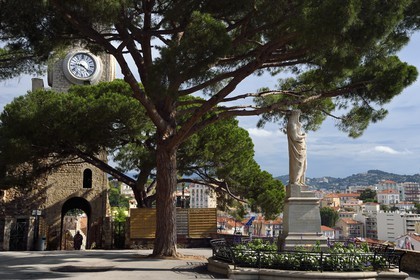 France, Alpes-Maritimes, Cannes, the harbour and the old town in Le Suquet district, at its peak the esplanade between the Tour du Suquet and the steeple of the Notre-Dame-de-l'Esperance church