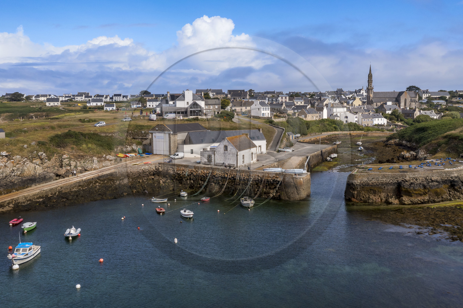 France, Finistère (29), Mer d'Iroise, Ile d'Ouessant, le petit port de Lampaul et le bourg en arrière plan (vue aérienne)